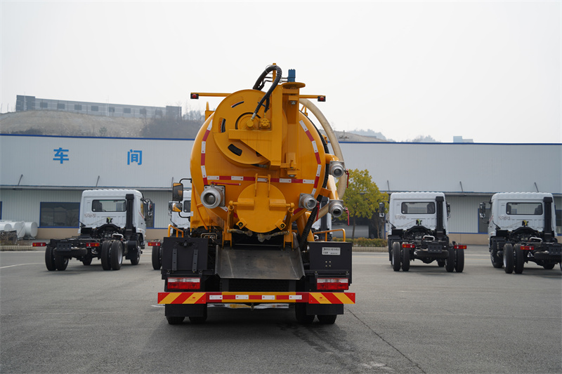 【汉成牌】东风股份D6清洗吸污车 3.5方清水罐+7方污水罐