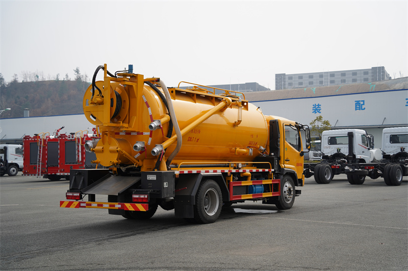 【汉成牌】东风股份D6清洗吸污车 3.5方清水罐+7方污水罐